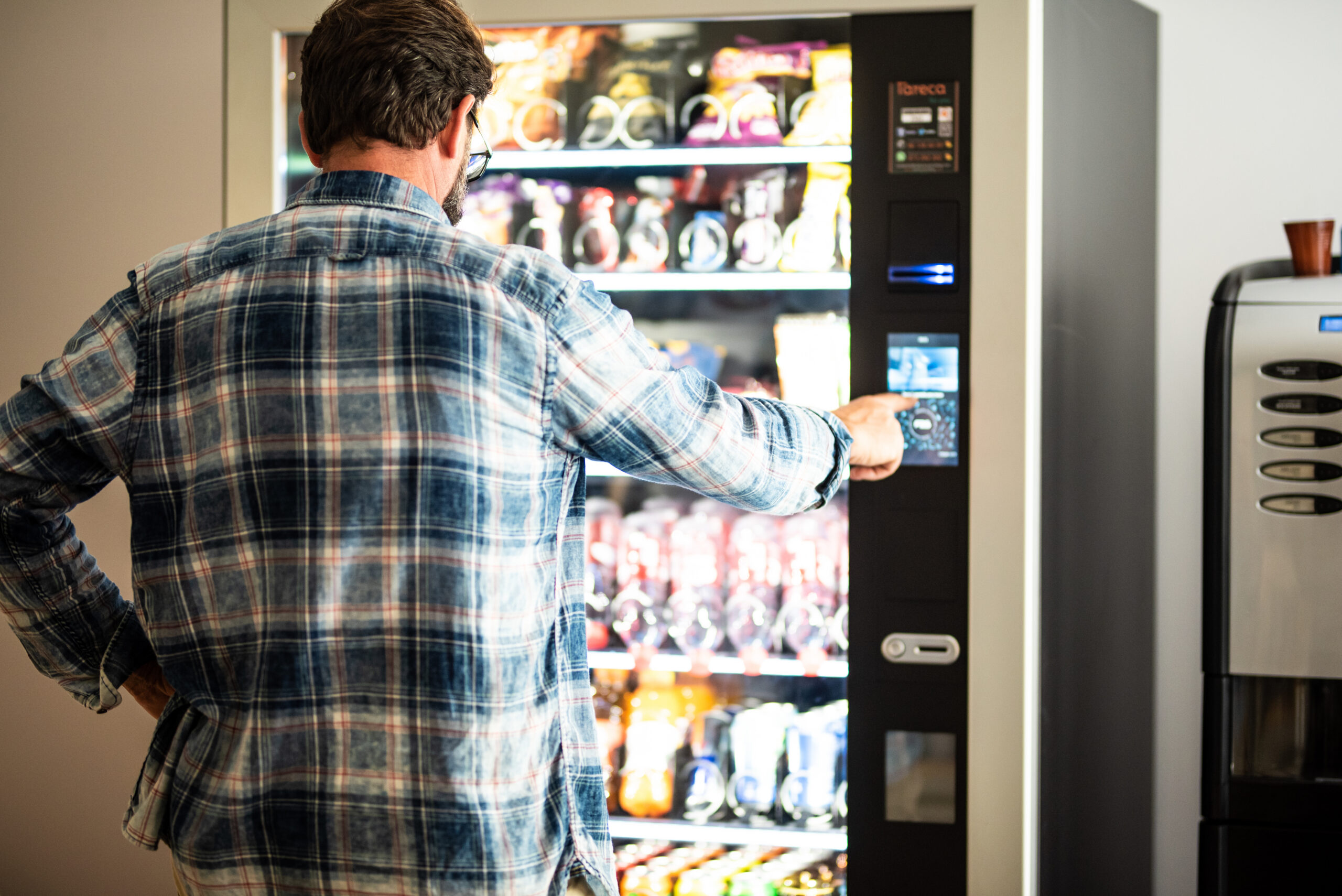 Hotel Vending Machines vs. Micro Markets: Which Is Best for Guest Experience?